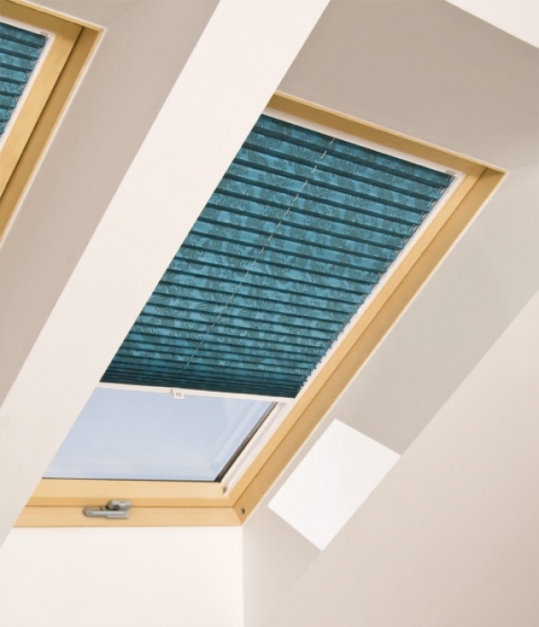 Nuove tende plissettate APS FAKRO: accessori decorativi e funzionali per le finestre da tetto.