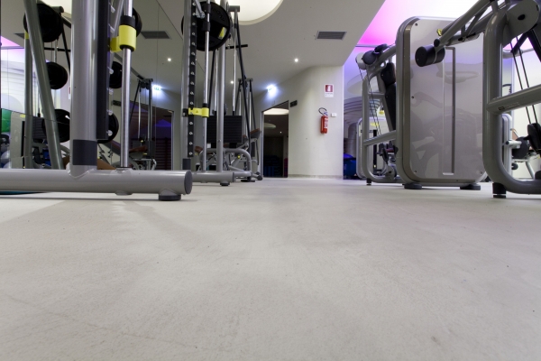Antares Fitness Center:  da garage a centro fitness di design, con Microtopping