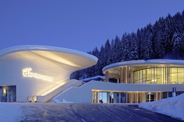 Nuova cabinovia Dantercepies: un landmark trasparente fra le nevi alpine