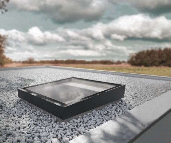 Nuova finestra per tetti piatti FAKRO modello Z: design innovativo per la massima funzionalità